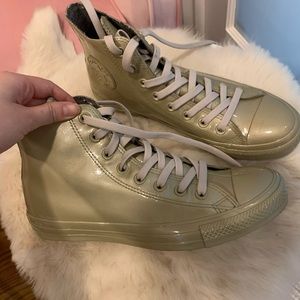 LIGHT GOLD METALLIC HI TOP CONVERSE!